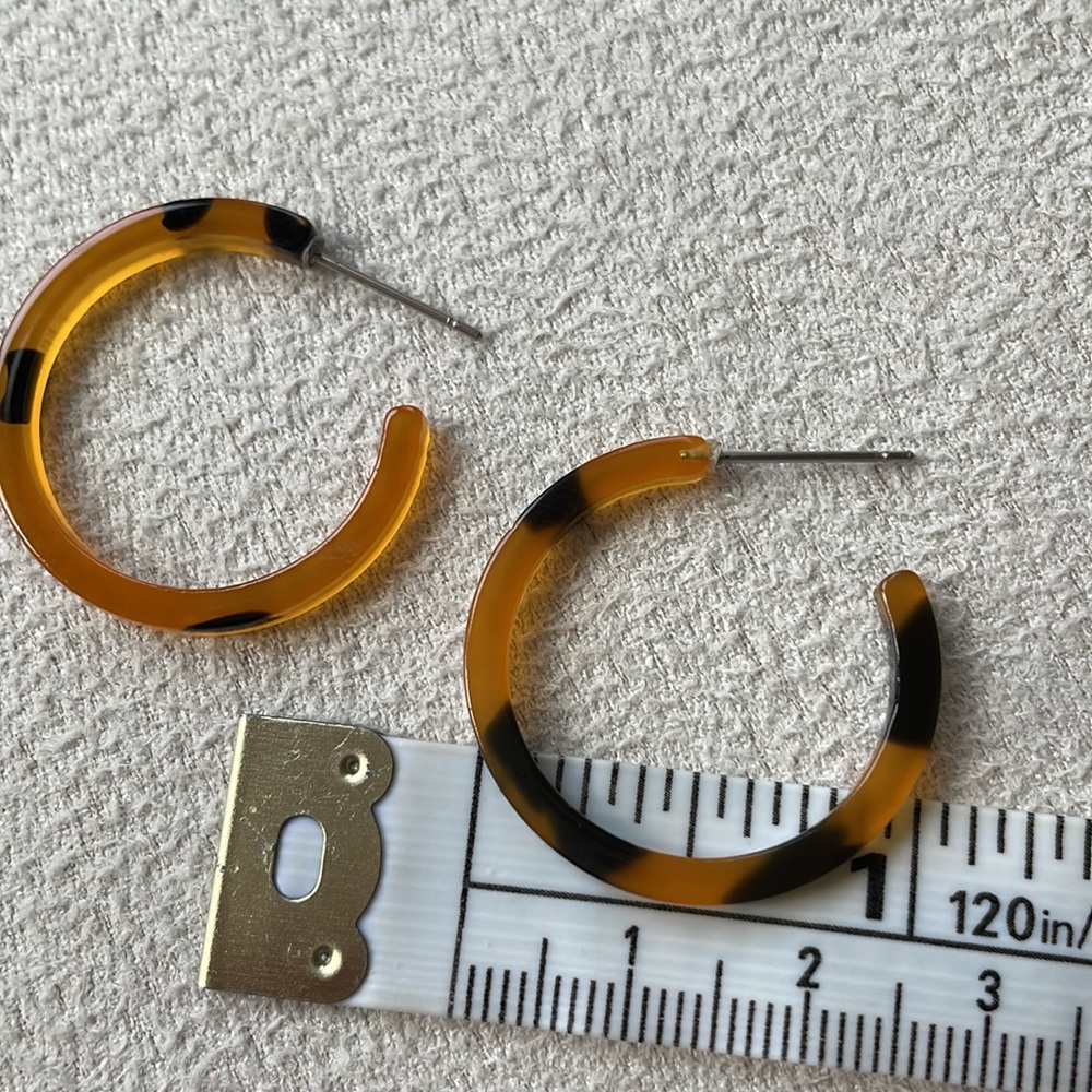 Tortoise shell open hoops - Picture 2 of 3